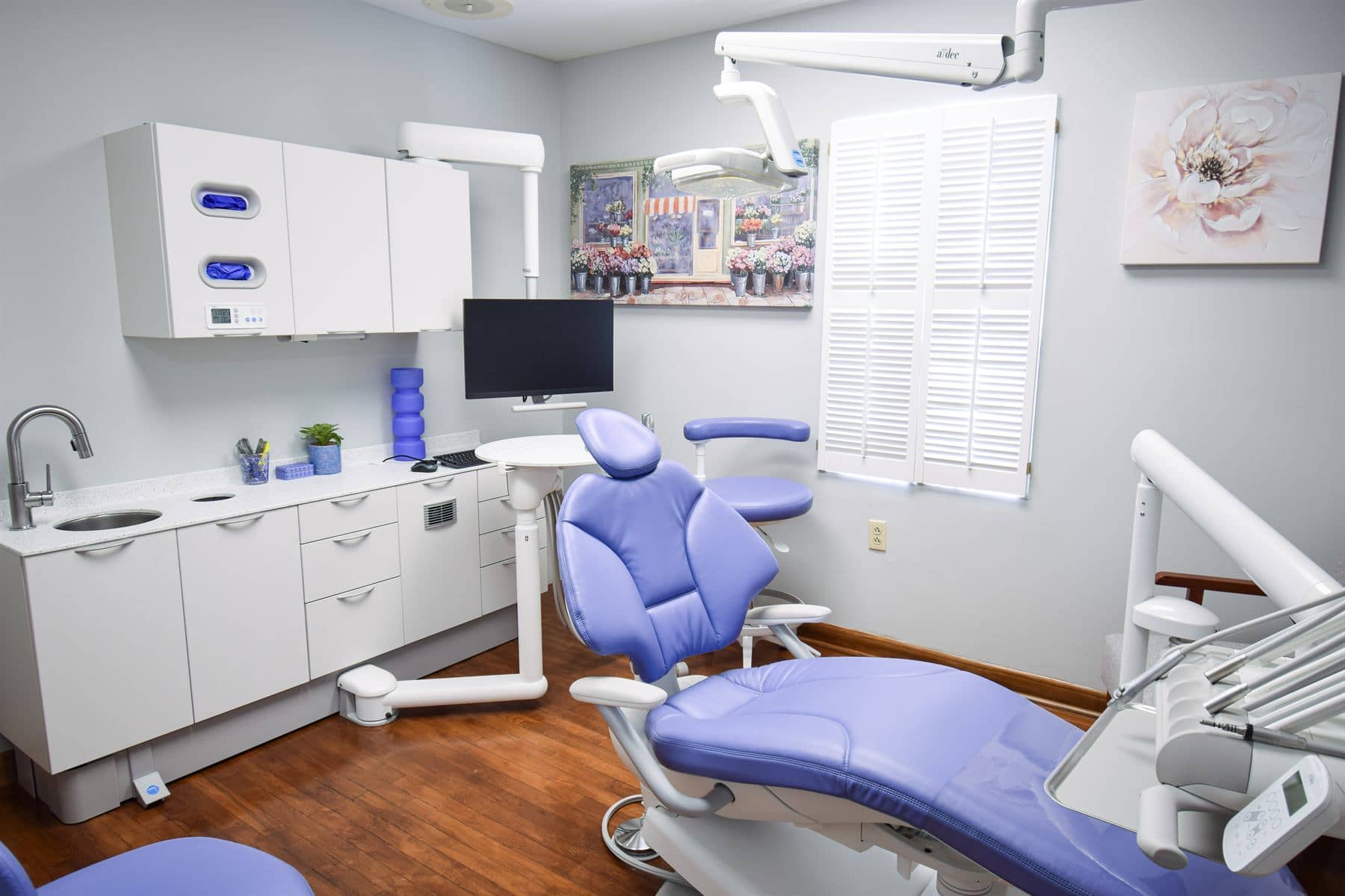 A treatment room with the chairside monitor used for treatment planning
